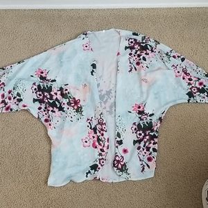 3/$20 🎉 Beautiful light kimono top